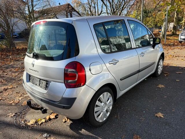 Рено Модус 2012 у Європі на Automoto.ua Срібний Рено Модус, об'ємом двигуна 1.15 л та пробігом 58 тис. км за 4076 $, фото 3 на Automoto.ua