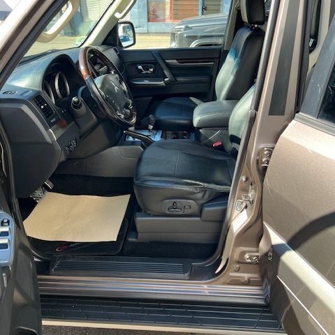 Міцубісі Паджеро 2017 у Європі на Automoto.ua Коричневий Міцубісі Паджеро, об'ємом двигуна 3.2 л та пробігом 140 тис. км за 40632 $, фото 8 на Automoto.ua