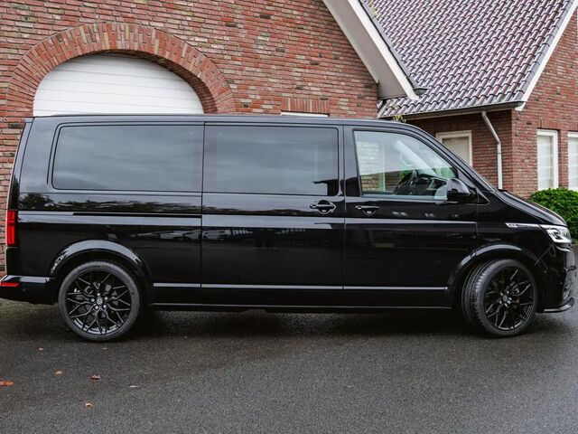 Фольксваген T6.1 Transporter 2023 у Європі на Automoto.ua Чорний Фольксваген T6.1 Transporter, об'ємом двигуна 1.97 л та пробігом 5 тис. км за 102412 $, фото 1 на Automoto.ua