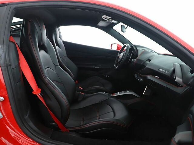 Червоний Феррарі 488 GTB, об'ємом двигуна 3.9 л та пробігом 22 тис. км за 261099 $, фото 9 на Automoto.ua