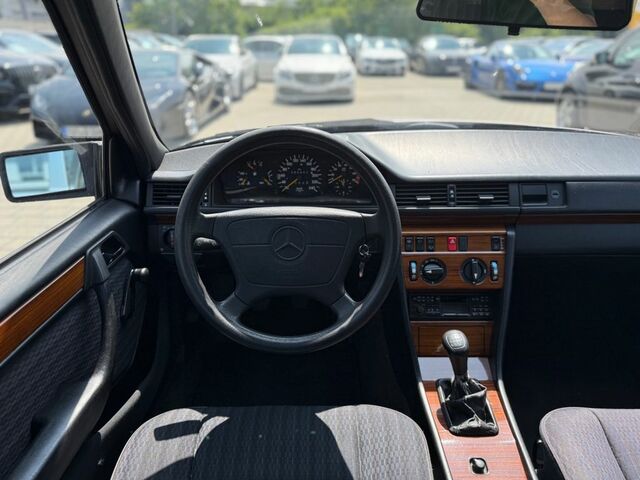 Мерседес 200 1993 в Европе на Automoto.ua Серебряный Мерседес 200, объемом двигателя 2 л и пробегом 287 тыс. км за 4116 $, фото 12 на Automoto.ua