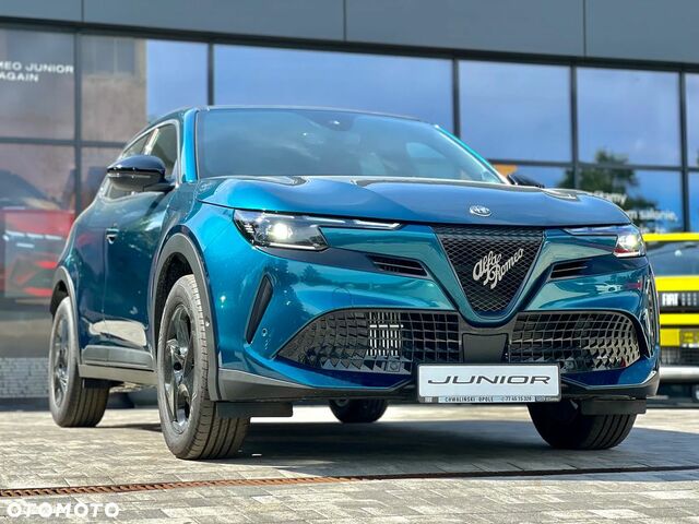 Альфа Ромео Джуниор 2025 в Европе на Automoto.ua Синий Альфа Ромео Джуниор, объемом двигателя 1 л и пробегом 2 тыс. км за 31453 $, фото 1 на Automoto.ua