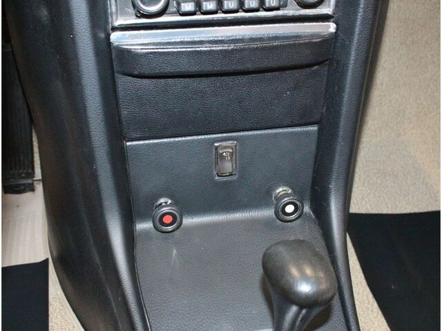 Мерседес 200 1975 у Європі на Automoto.ua Помаранчевий Мерседес 200, об'ємом двигуна 1.97 л та пробігом 111 тис. км за 30495 $, фото 15 на Automoto.ua