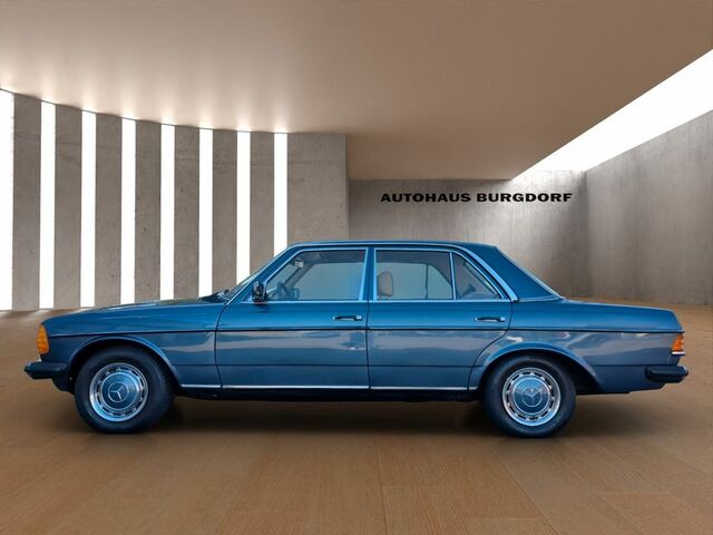 Мерседес 200 1980 в Европе на Automoto.ua Синий Мерседес 200, объемом двигателя 1.97 л и пробегом 107 тыс. км за 17629 $, фото 7 на Automoto.ua