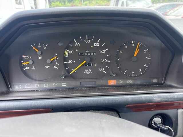 Мерседес 200 1991 в Европе на Automoto.ua Белый Мерседес 200, объемом двигателя 2 л и пробегом 200 тыс. км за 4141 $, фото 11 на Automoto.ua