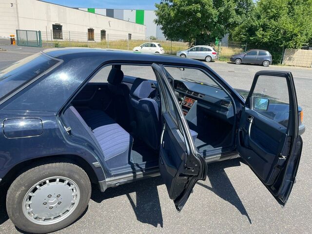 Мерседес 200 1987 у Європі на Automoto.ua Синій Мерседес 200, об'ємом двигуна 0 л та пробігом 143 тис. км за 8350 $, фото 7 на Automoto.ua