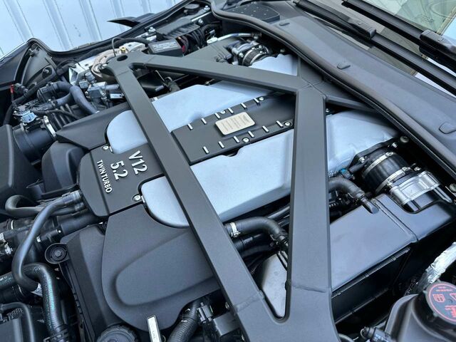 Чорний Астон Мартін ДБС, об'ємом двигуна 5.2 л та пробігом 7 тис. км за 253297 $, фото 1 на Automoto.ua