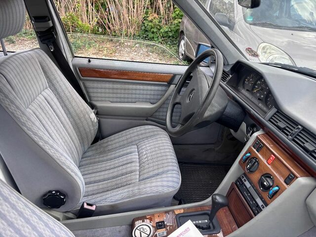 Мерседес 200 1991 в Европе на Automoto.ua Белый Мерседес 200, объемом двигателя 2 л и пробегом 200 тыс. км за 4141 $, фото 3 на Automoto.ua