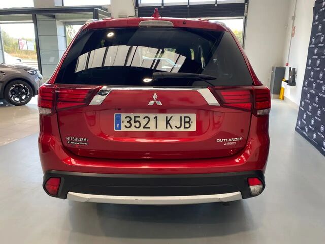 Міцубісі Аутлендер 2018 у Європі на Automoto.ua Червоний Міцубісі Аутлендер, об'ємом двигуна 2 л та пробігом 137 тис. км за 15104 $, фото 5 на Automoto.ua