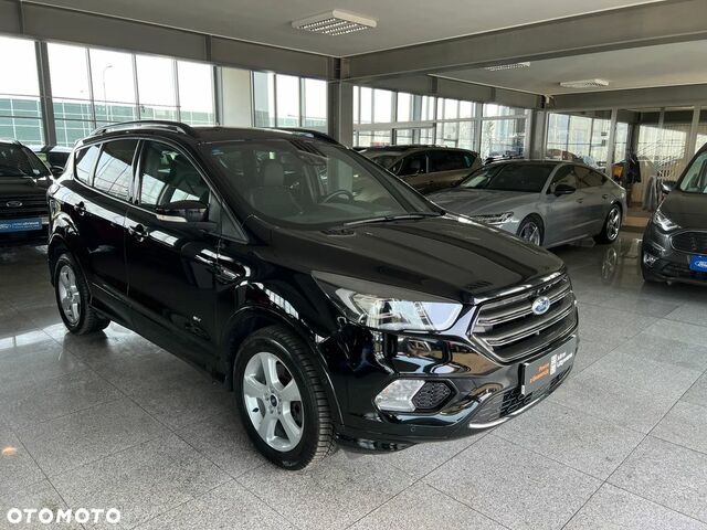 Форд Куга, объемом двигателя 1.5 л и пробегом 75 тыс. км за 21145 $, фото 1 на Automoto.ua