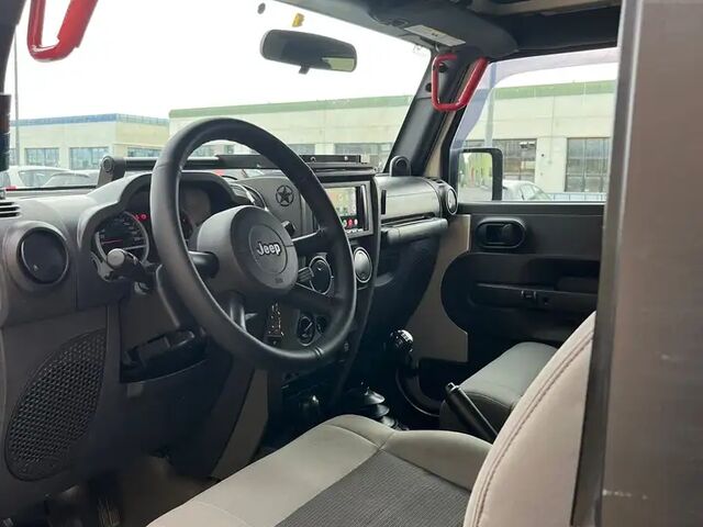 Джип Вранглер 2010 в Европе на Automoto.ua Серый Джип Вранглер, объемом двигателя 2.78 л и пробегом 136 тыс. км за 38521 $, фото 7 на Automoto.ua