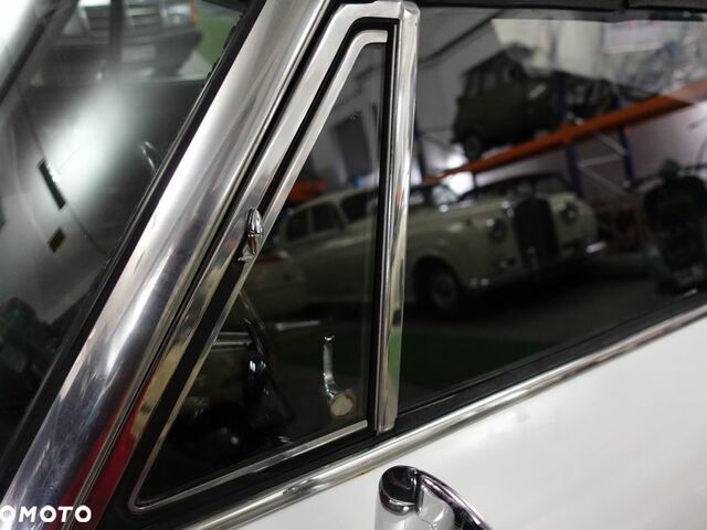 Альфа Ромео Spider 1969 у Європі на Automoto.ua Білий Альфа Ромео Spider, об'ємом двигуна 1 л та пробігом 23 тис. км за 28063 $, фото 13 на Automoto.ua