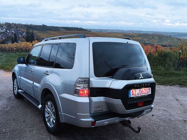 Мицубиси Паджеро 2015 в Европе на Automoto.ua Серебряный Мицубиси Паджеро, объемом двигателя 3.2 л и пробегом 100 тыс. км за 29990 $, фото 3 на Automoto.ua