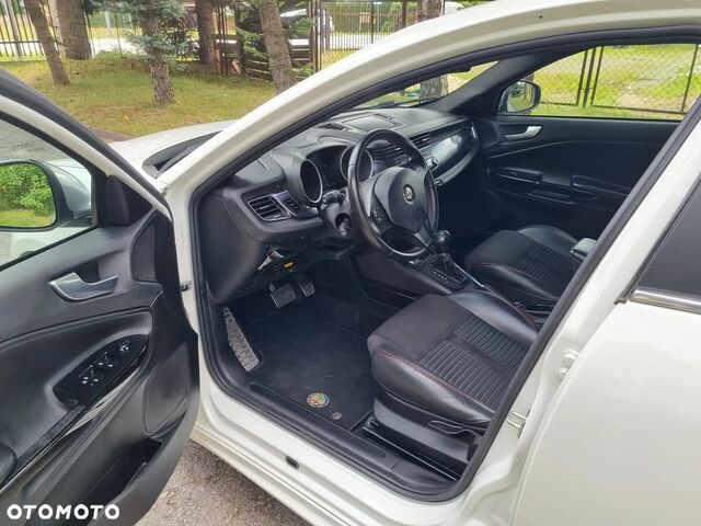 Альфа Ромео Giulietta 2012 у Європі на Automoto.ua Білий Альфа Ромео Giulietta, об'ємом двигуна 1 л та пробігом 197 тис. км за 6901 $, фото 8 на Automoto.ua