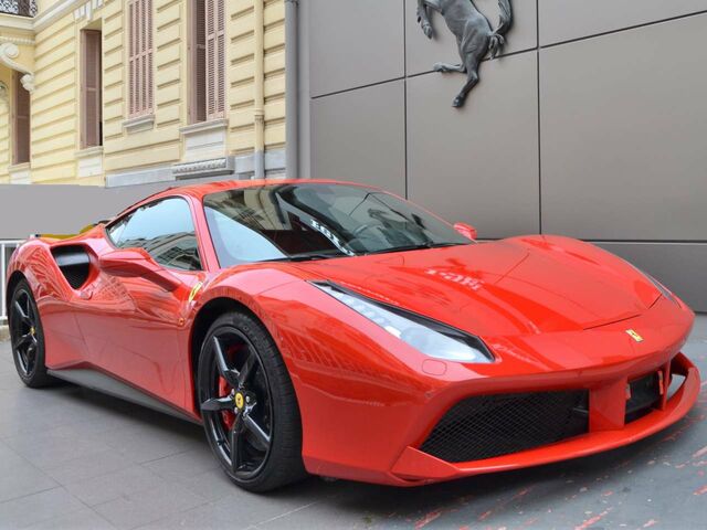 Красный Феррари 488, объемом двигателя 3.9 л и пробегом 46 тыс. км за 215983 $, фото 1 на Automoto.ua