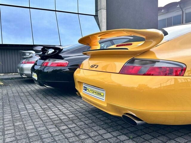 Желтый Порше 911, объемом двигателя 3.6 л и пробегом 37 тыс. км за 178186 $, фото 1 на Automoto.ua