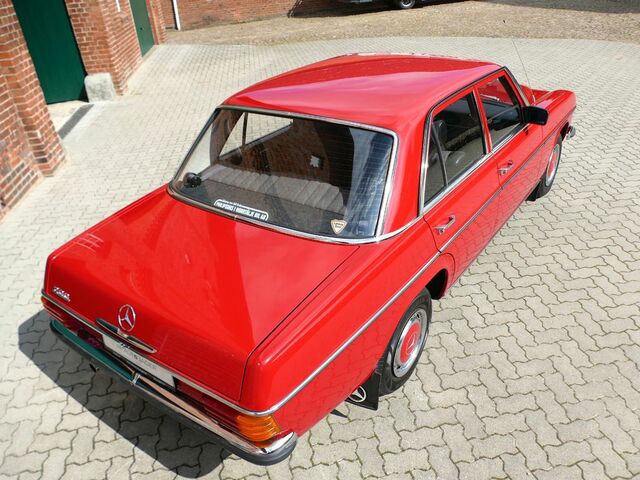 Мерседес 200 1974 в Европе на Automoto.ua Красный Мерседес 200, объемом двигателя 1.98 л и пробегом 110 тыс. км за 22903 $, фото 25 на Automoto.ua