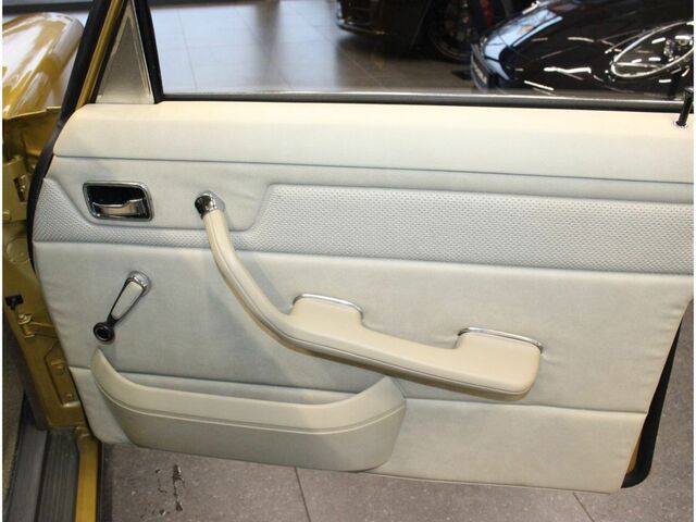 Мерседес 200 1975 у Європі на Automoto.ua Помаранчевий Мерседес 200, об'ємом двигуна 1.97 л та пробігом 111 тис. км за 30495 $, фото 9 на Automoto.ua