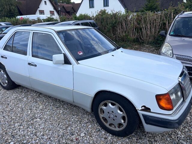 Мерседес 200 1991 в Европе на Automoto.ua Белый Мерседес 200, объемом двигателя 2 л и пробегом 200 тыс. км за 4141 $, фото 8 на Automoto.ua