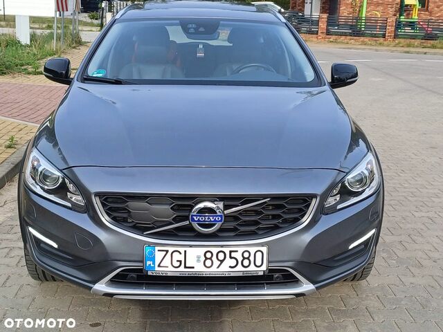 Вольво V60 Cross Country, объемом двигателя 1.97 л и пробегом 110 тыс. км за 20497 $, фото 1 на Automoto.ua