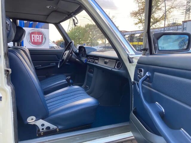 Мерседес 200 1974 в Европе на Automoto.ua Белый Мерседес 200, объемом двигателя 1.99 л и пробегом 145 тыс. км за 6598 $, фото 2 на Automoto.ua