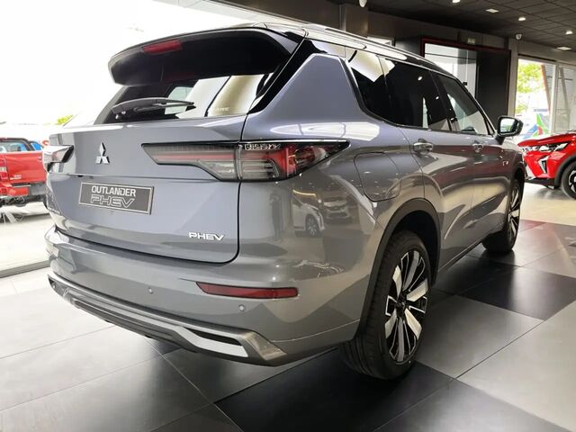 Мицубиси Аутлендер 2024 в Европе на Automoto.ua Серый Мицубиси Аутлендер, объемом двигателя 2.36 л и пробегом 12 тыс. км за 54188 $, фото 4 на Automoto.ua