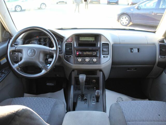 Міцубісі Паджеро 2006 у Європі на Automoto.ua Срібний Міцубісі Паджеро, об'ємом двигуна 3.2 л та пробігом 161 тис. км за 8152 $, фото 9 на Automoto.ua