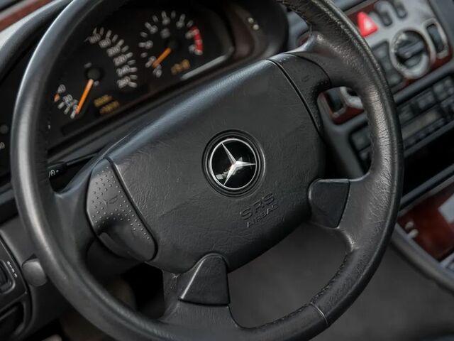 Мерседес ЦЛК-Клас 1997 у Європі на Automoto.ua Сірий Мерседес ЦЛК-Клас, об'ємом двигуна 2.3 л та пробігом 173 тис. км за 15900 $, фото 20 на Automoto.ua