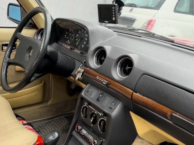 Мерседес 200 1983 в Европе на Automoto.ua Красный Мерседес 200, объемом двигателя 1.98 л и пробегом 222 тыс. км за 7831 $, фото 13 на Automoto.ua