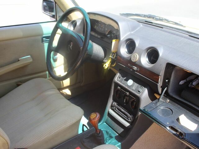 Мерседес 200 1983 в Европе на Automoto.ua Оранжевый Мерседес 200, объемом двигателя 1.97 л и пробегом 160 тыс. км за 8273 $, фото 14 на Automoto.ua