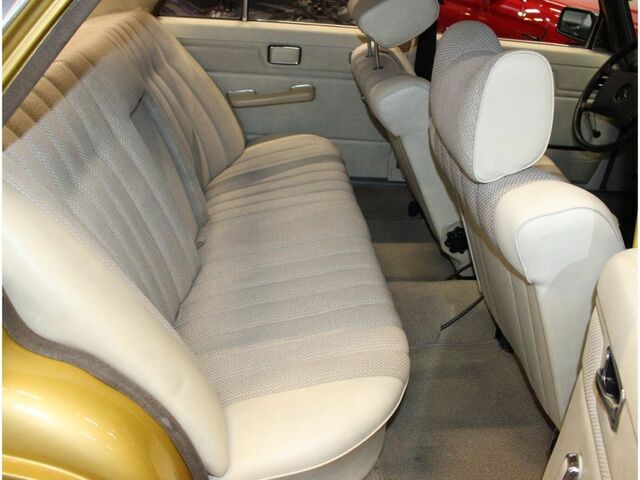 Мерседес 200 1975 у Європі на Automoto.ua Помаранчевий Мерседес 200, об'ємом двигуна 1.97 л та пробігом 111 тис. км за 30495 $, фото 10 на Automoto.ua