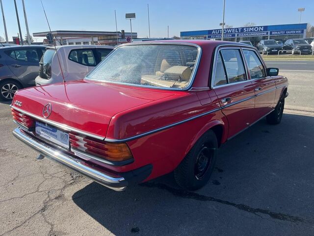 Мерседес 200 1983 в Европе на Automoto.ua Красный Мерседес 200, объемом двигателя 1.98 л и пробегом 222 тыс. км за 7831 $, фото 5 на Automoto.ua