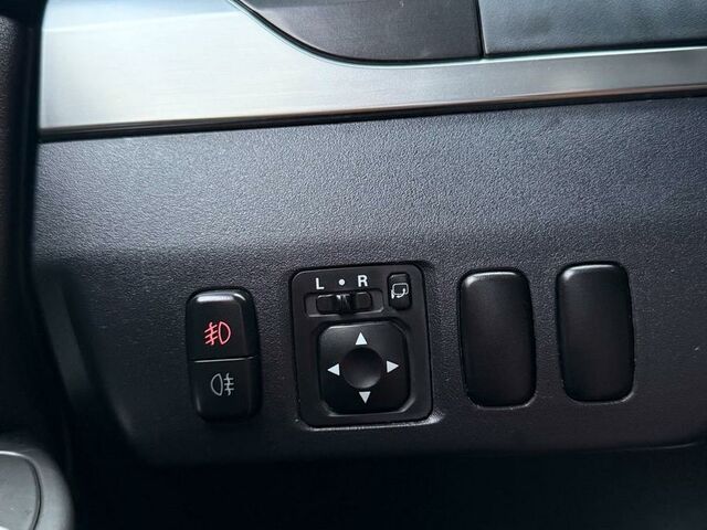 Міцубісі Паджеро 2012 у Європі на Automoto.ua Сірий Міцубісі Паджеро, об'ємом двигуна 0 л та пробігом 285 тис. км за 10490 $, фото 4 на Automoto.ua