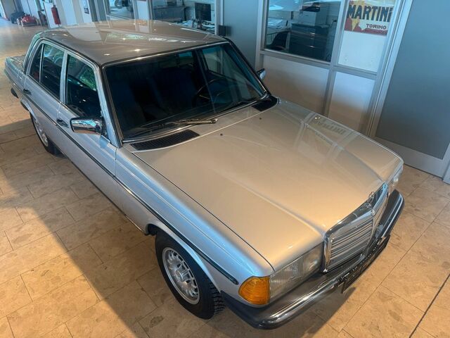 Мерседес 200 1984 у Європі на Automoto.ua Срібний Мерседес 200, об'ємом двигуна 2 л та пробігом 138 тис. км за 16240 $, фото 9 на Automoto.ua