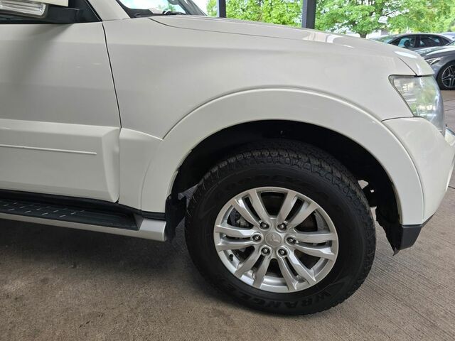 Мицубиси Паджеро 2010 в Европе на Automoto.ua Белый Мицубиси Паджеро, объемом двигателя 3.2 л и пробегом 127 тыс. км за 14449 $, фото 22 на Automoto.ua