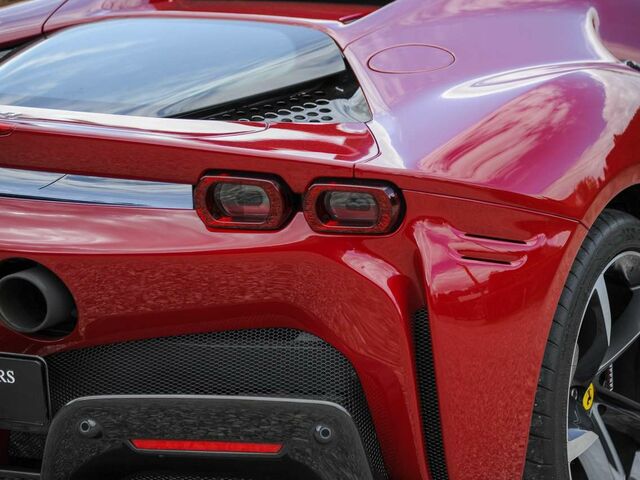 Червоний Феррарі SF90, об'ємом двигуна 3.99 л та пробігом 2 тис. км за 525806 $, фото 7 на Automoto.ua