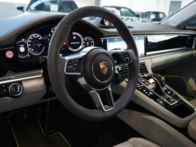 Сірий Порше Panamera, об'ємом двигуна 2.89 л та пробігом 72 тис. км за 93376 $, фото 7 на Automoto.ua