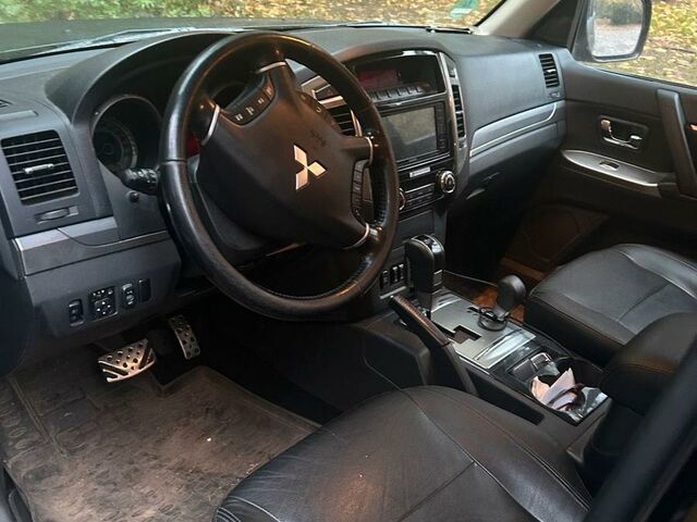 Міцубісі Паджеро 2016 у Європі на Automoto.ua Чорний Міцубісі Паджеро, об'ємом двигуна 0 л та пробігом 117 тис. км за 28500 $, фото 3 на Automoto.ua