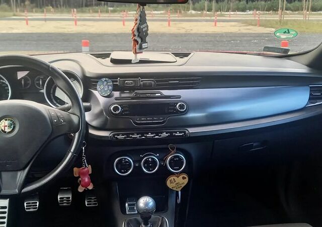 Альфа Ромео Джульетта 2013 в Европе на Automoto.ua Красный Альфа Ромео Джульетта, объемом двигателя 1.96 л и пробегом 170 тыс. км за 35000 $, фото 17 на Automoto.ua