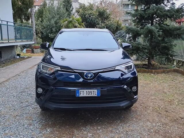 Тойота РАВ 4 2019 у Європі на Automoto.ua Синій Тойота РАВ 4, об'ємом двигуна 2.49 л та пробігом 130 тис. км за 21196 $, фото 1 на Automoto.ua