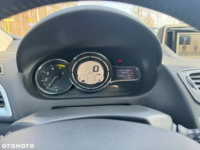 Рено Меган 2013 в Европе на Automoto.ua Серый Рено Меган, объемом двигателя 1 л и пробегом 229 тыс. км за 17000 $, фото 1 на Automoto.ua