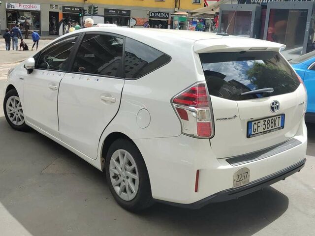 Белый Тойота Prius Plus, объемом двигателя 1.8 л и пробегом 210 тыс. км за 17742 $, фото 4 на Automoto.ua