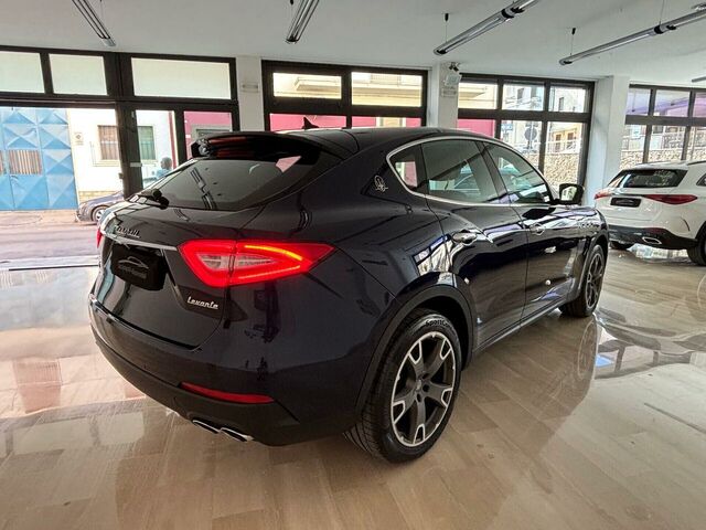 Мазераті Леванте 2018 у Європі на Automoto.ua Синій Мазераті Леванте, об'ємом двигуна 2.99 л та пробігом 145 тис. км за 30999 $, фото 5 на Automoto.ua