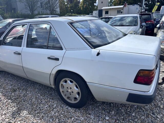 Мерседес 200 1991 в Европе на Automoto.ua Белый Мерседес 200, объемом двигателя 2 л и пробегом 200 тыс. км за 4141 $, фото 10 на Automoto.ua