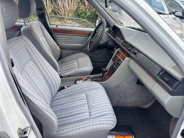 Мерседес 200 1991 в Европе на Automoto.ua Белый Мерседес 200, объемом двигателя 2 л и пробегом 200 тыс. км за 4141 $, фото 6 на Automoto.ua