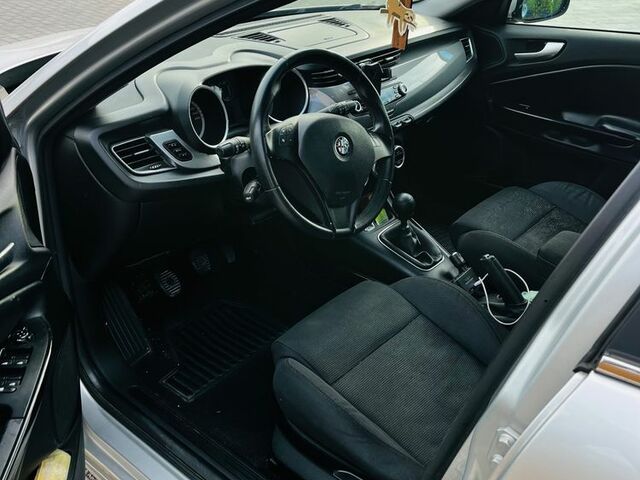 Альфа Ромео Джульетта 2011 в Европе на Automoto.ua Серый Альфа Ромео Джульетта, объемом двигателя 1 л и пробегом 145 тыс. км за 6538 $, фото 5 на Automoto.ua