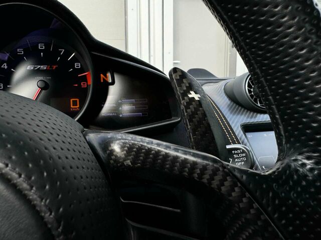Чорний МакЛарен 675LT, об'ємом двигуна 3.8 л та пробігом 16 тис. км за 301389 $, фото 11 на Automoto.ua