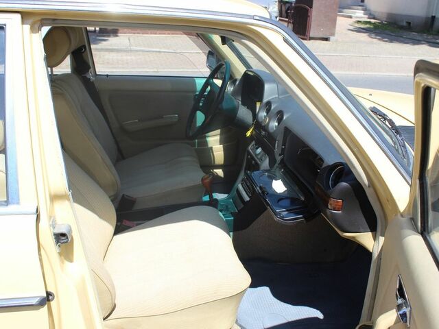 Мерседес 200 1983 в Европе на Automoto.ua Оранжевый Мерседес 200, объемом двигателя 1.97 л и пробегом 160 тыс. км за 8273 $, фото 13 на Automoto.ua