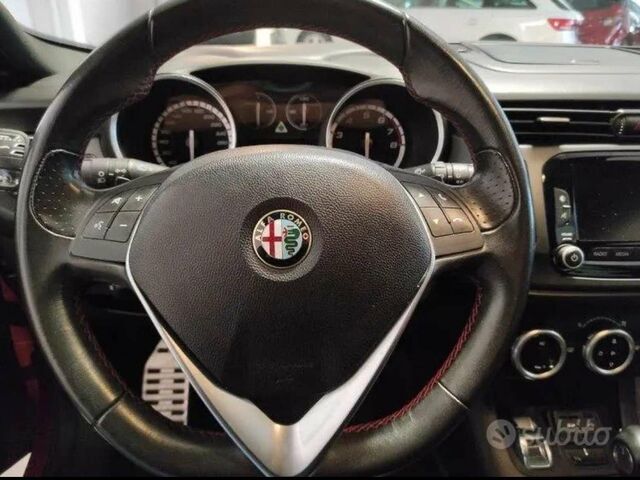 Червоний Альфа Ромео Giulietta, об'ємом двигуна 1.74 л та пробігом 94 тис. км за 24220 $, фото 6 на Automoto.ua