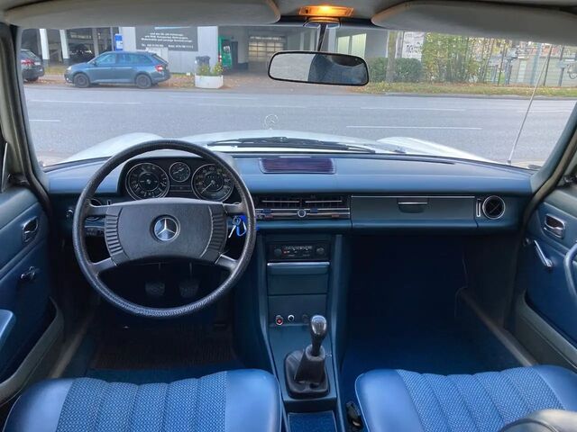 Мерседес 200 1974 в Европе на Automoto.ua Белый Мерседес 200, объемом двигателя 1.99 л и пробегом 145 тыс. км за 6598 $, фото 3 на Automoto.ua